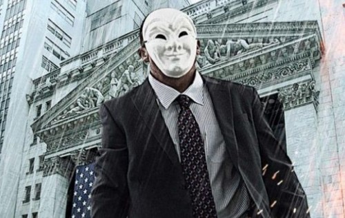 Bailout: The Age of Greed (2013) film afişi: beyaz maskeli, takım elbiseli bir adam finans binalarının önünde
