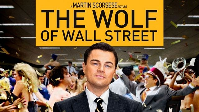 The Wolf of Wall Street (2013) film afişi: takım elbiseli Jordan Belfort, arkasında kutlama yapan ofis kalabalığı
