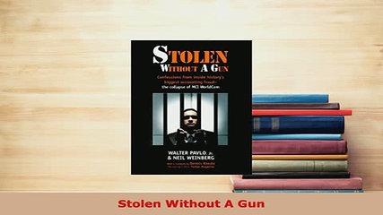 Walter Pavlo ve Neil Weinberg'in Stolen Without a Gun kitabı, ahşap zeminde bir kitap yığınının yanında