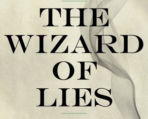 Diana B. Henriques'in The Wizard of Lies kitabının kapağı: krem zeminde büyük harflerle kitap adı ve duman izi