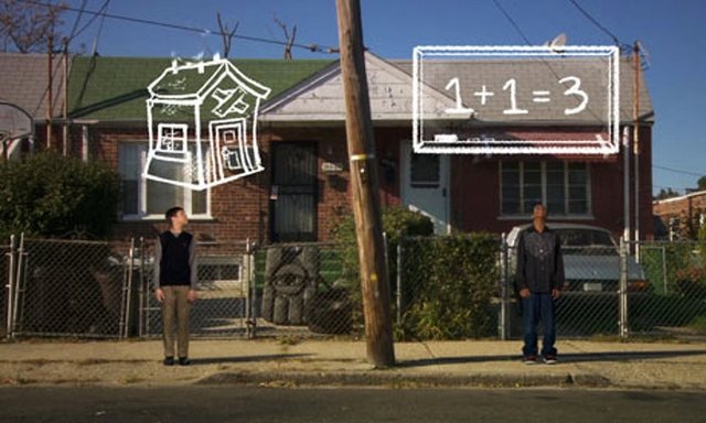 Freakonomics belgeselinden kare: bir evin önünde duran iki kişi ve üzerine çizilmiş 1+1=3 yazılı tahta
