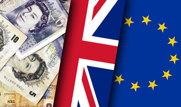 Brexit görseli: sterlin banknotları, Birleşik Krallık bayrağı ve Avrupa Birliği bayrağı yan yana