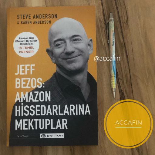 Steve Anderson ve Karen Anderson'ın Jeff Bezos: Amazon Hissedarlarına Mektuplar kitabı (Epsilon) masada, yanında kalem ve accafin rozeti