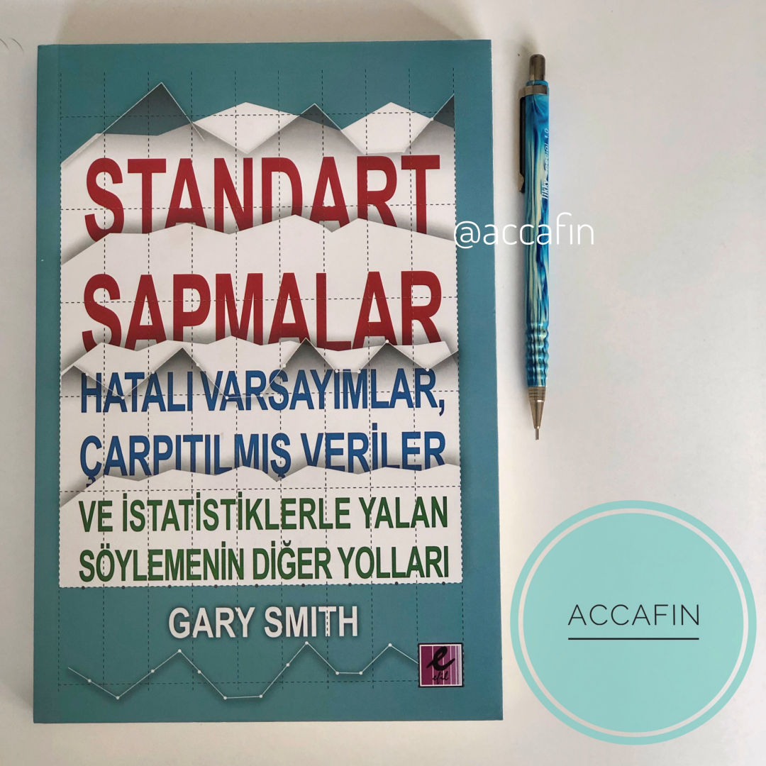 Gary Smith'in Standart Sapmalar: Hatalı Varsayımlar, Çarpıtılmış Veriler ve İstatistiklerle Yalan Söylemenin Diğer Yolları kitabı masada, yanında kalem ve accafin rozeti