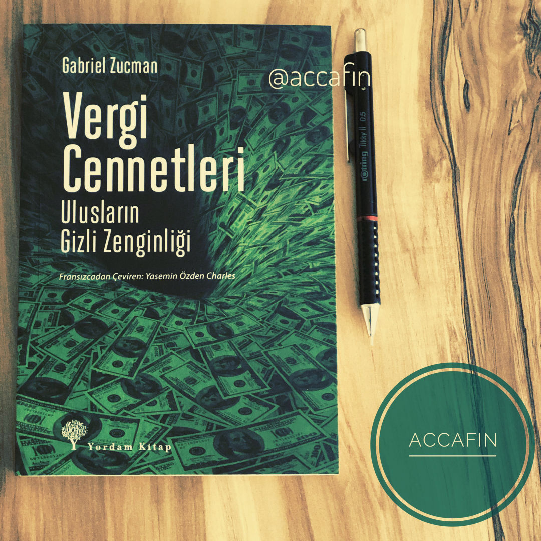 Gabriel Zucman'ın Vergi Cennetleri: Ulusların Gizli Zenginliği kitabı (Yordam Kitap) ahşap masada, yanında kalem ve accafin rozeti