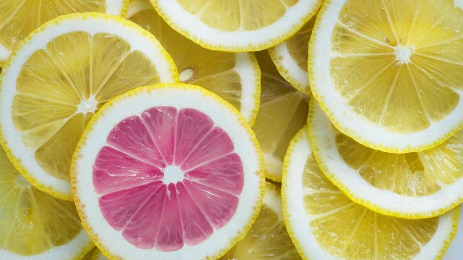 Sarı limon dilimleri arasında tek pembe greyfurt dilimi: sözleşme varlığı ve ticari alacak farkı yazısının kapak görseli