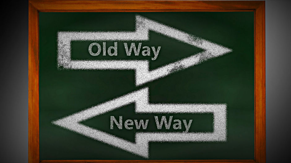 Yeşil tahtada Old Way ve New Way yazılı zıt yönlü iki ok: iskonto işlemleri yazısının kapak görseli