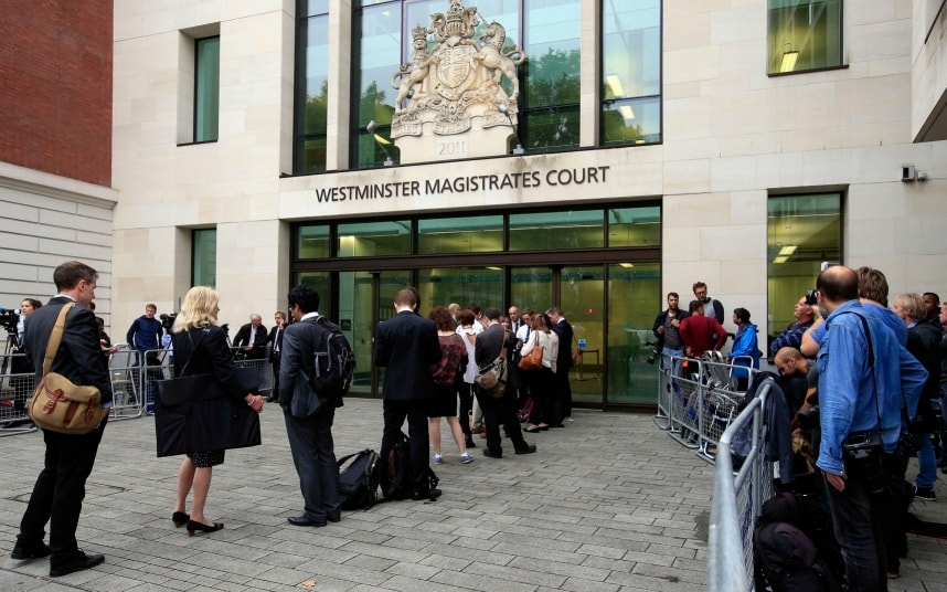 Büyük içeriden öğrenenlerin ticareti skandalı (1986) bölümünün görseli: Westminster Sulh Ceza Mahkemesi önünde bekleyen kalabalık