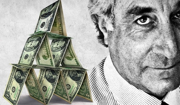 Madoff piramidi (2008) bölümünün görseli: dolar banknotlarından kurulmuş piramit ve Bernard Madoff'un portresi