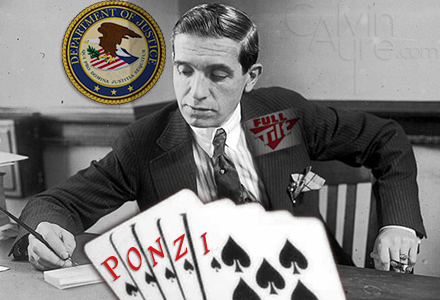 Ponzi Planı (1920) bölümünün görseli: Charles Ponzi'nin fotoğrafı, önünde Ponzi yazılı iskambil kâğıtları