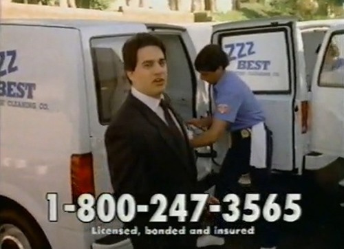 ZZZZ Best vurgunu (1986) bölümünün görseli: halı temizleme kamyonetlerinin önünde Barry Minkow, televizyon reklamından kare