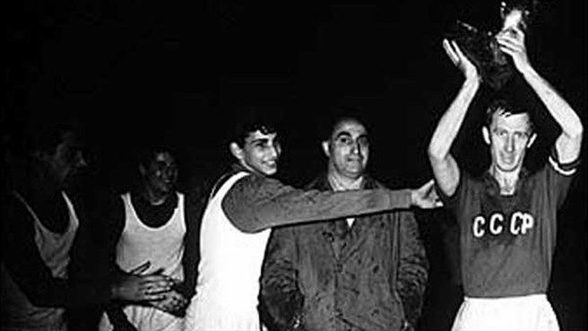 1960 Avrupa Şampiyonası: SSCB oyuncuları kupayı kaldırıyor, siyah beyaz fotoğraf
