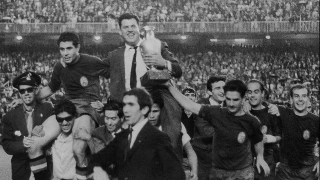 1964 Avrupa Şampiyonası: İspanyol oyuncular kupayla omuzlarda taşınıyor, siyah beyaz fotoğraf