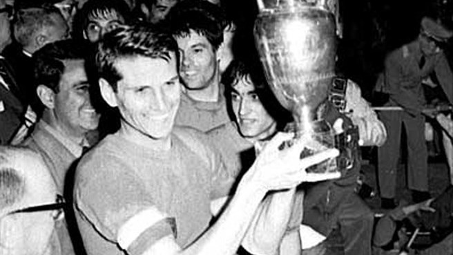 1968 Avrupa Şampiyonası: İtalyan oyuncular kupayla sevinç içinde, siyah beyaz fotoğraf