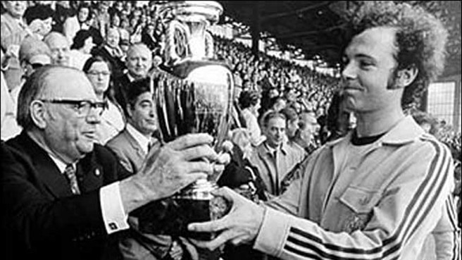 1972 Avrupa Şampiyonası: Batı Almanya kaptanı Franz Beckenbauer kupayı teslim alıyor, siyah beyaz fotoğraf