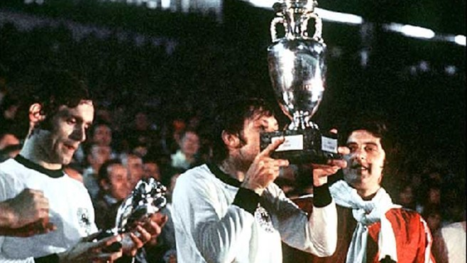 1976 Avrupa Şampiyonası: Çekoslovak oyuncular kupayı kaldırıyor, siyah beyaz fotoğraf