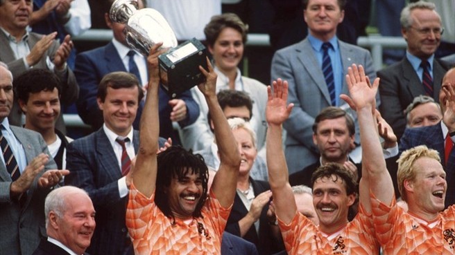1988 Avrupa Şampiyonası: Ruud Gullit kupayı kaldırıyor, turuncu formalı Hollandalı oyuncular