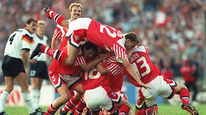 1992 Avrupa Şampiyonası: kırmızı formalı Danimarkalı oyuncular gol sevinci yaşıyor