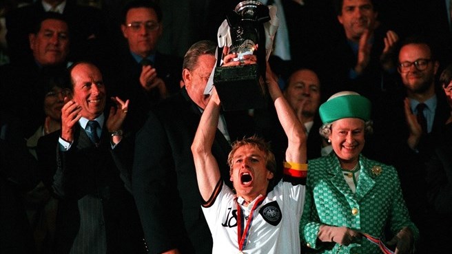 1996 Avrupa Şampiyonası: Jürgen Klinsmann Wembley tribününde kupayı kaldırıyor, yanında Kraliçe II. Elizabeth