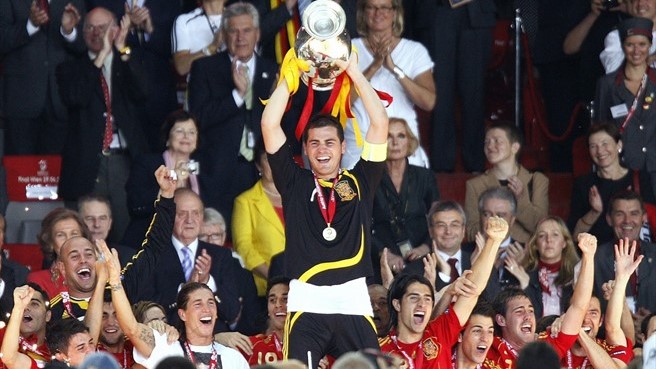 2008 Avrupa Şampiyonası: İspanya kaptanı Iker Casillas tribünde kupayı kaldırıyor