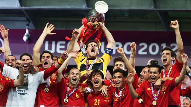 2012 Avrupa Şampiyonası: kırmızı formalı İspanyol oyuncular kupayı kaldırıyor